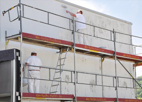 Arbeiten an Hallenfassade