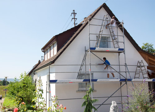 Malerarbeiten an der Fassade mit Feinkrepp