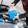 Das Frostschutzmittel verhindert zuverlässig das Einfrieren der Scheibenwischanlage bis -60 °C und ist für jedes Fahrzeugmodell verwendbar.