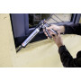 Alfa EPDM-Folienkleber wird mit Hilfe einer Kartuschenpistole aufgetragen.