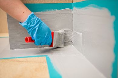 Zweite Schicht Flüssigabdichtung auftragen